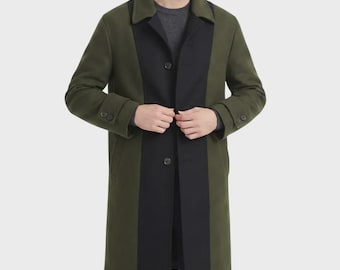 Peut inclure: Un long manteau présentant un extérieur vert olive avec un panneau central noir contrastant. Le vêtement comprend un col cranté, une fermeture boutonnée sur le devant et des manches longues avec des poignets boutonnés.