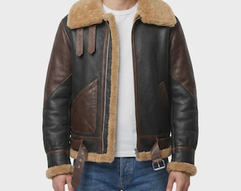 Peut inclure: Une veste en cuir noir et marron dotée d'un col et d'une doublure intérieure en peau lainée beige. La veste comprend une fermeture éclair frontale, deux poches latérales, des sangles à boucle réglables au col et à la taille, et des manches longues.