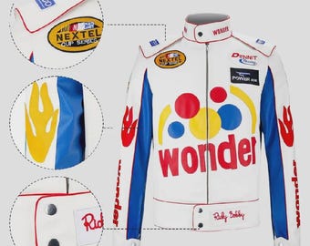 Peut inclure: Une veste de course blanche avec des panneaux latéraux bleus, des flammes rouges et le mot wonder en grandes lettres rouges. L'avant présente des logos NASCAR Nextel Cup Series, Dennit Racing et Powerade, avec le nom Ricky Bobby à la taille.
