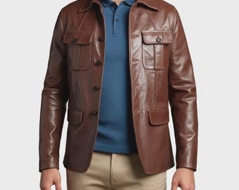 Peut inclure: Une veste en cuir marron dotée d'un col pointu, d'une fermeture boutonnée sur le devant et de quatre poches avant à rabats boutonnés. La veste est portée sur un polo bleu et un pantalon beige, présentant une coupe structurée avec des coutures.