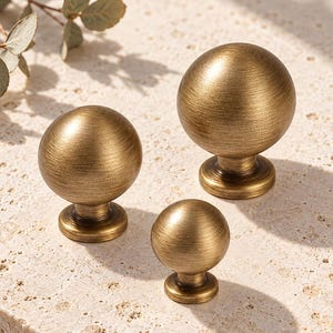 Antique Brass Finish Ball Cabinet Knob, Round Dresser Drawer Pull, Vintage Furniture Hardware for Kitchen, Wardrobe and Vanity, 20–30mm