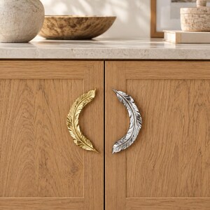 Tirador de armario con forma de pluma, tirador de cajón curvo en oro o plata, herraje decorativo para cómoda, detalle para armario y alacena de cocina inspirado en la naturaleza.