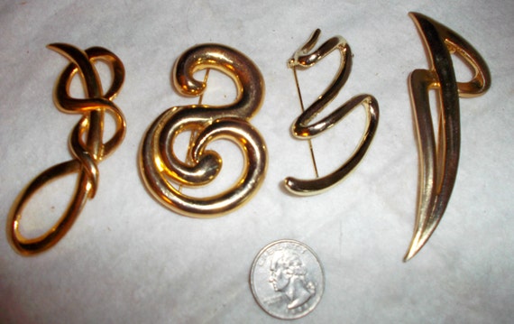 4  Vintage  Beautiful Gold-Tone Large Brooch Pins… - image 1