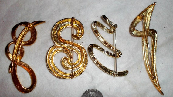 4  Vintage  Beautiful Gold-Tone Large Brooch Pins… - image 3