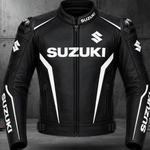 Può includere: Una giacca da moto nera con il marchio Suzuki bianco sul petto, sul colletto e sulle maniche. La giacca presenta una cerniera frontale a tutta lunghezza, strisce bianche verticali, protezioni per le spalle e cinturini regolabili in vita.