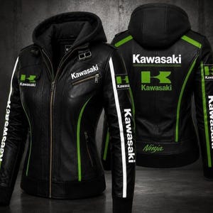 Può includere: Una giacca nera con cappuccio e dettagli verdi e bianchi, con il logo e la scritta Kawasaki stampati sul petto, sulle maniche e sulla schiena. La giacca presenta una chiusura a zip frontale, tasche con zip e la parola Ninja sulla parte bassa.