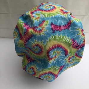 Bonnet de gommage bouffant-Tie Dye Swirls-Fabriqué aux États-Unis-Casquettes de gommage-Casquette chirurgicale-Chapeau médical-Infirmière-Vétérinaire-chimio-Préparation alimentaire-Dentaire