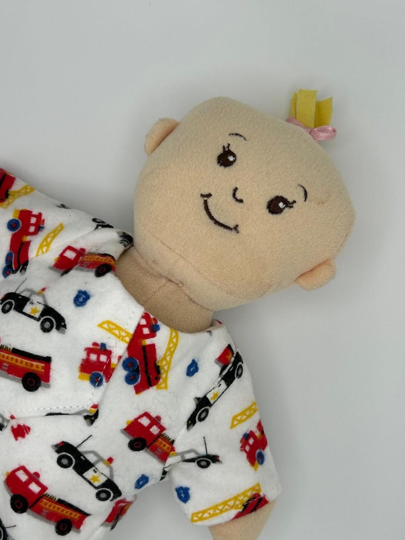 K&ouml;nnte beinhalten: Ein Set aus drei Keramikbechern mit gesprenkelter, matter Oberfl&auml;che. Die Becher sind in Creme-, Hellgrau- und Dunkelgraut&ouml;nen gehalten. Jeder Becher hat ein schlichtes, minimalistisches Design und einen abgerundeten Henkel.