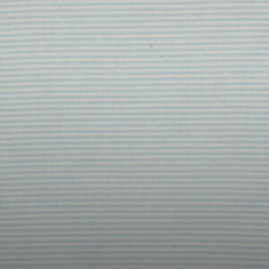 K&ouml;nnte beinhalten: Ein Set aus drei Keramikbechern mit einer gesprenkelten, cremefarbenen Glasur. Jeder Becher hat ein handgemaltes Blumendesign in Blau-, Gr&uuml;n- und Gelbt&ouml;nen. Die Becher haben eine einfache, abgerundete Form und einen bequemen Griff.