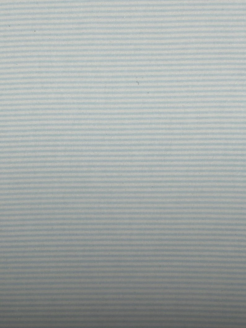 K&ouml;nnte beinhalten: Ein Set aus drei Keramikbechern mit einer gesprenkelten, cremefarbenen Glasur. Jeder Becher hat ein handgemaltes Blumendesign in Blau-, Gr&uuml;n- und Gelbt&ouml;nen. Die Becher haben eine einfache, abgerundete Form und einen bequemen Griff.