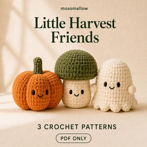 Könnte beinhalten: Drei gehäkelte Figuren mit der Aufschrift Little Harvest Friends und 3 Crochet Patterns PDF Only. Die Figuren umfassen einen orangefarbenen Kürbis, einen Pilz mit dunkelgrünem Hut und cremefarbenem Stiel sowie ein weißes Gespenst, jeweils mit schwarzen gestickten Augen und einem Lächeln.