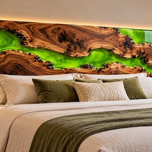 Può includere: Una testiera rettangolare caratterizzata da lastre di legno naturale marrone scuro con un inserto in resina verde neon luminosa che attraversa orizzontalmente il centro, illuminata da una retroilluminazione a LED calda.