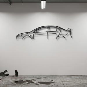 Könnte beinhalten: Ein schwarzes Wandkunstobjekt aus Metall, das die minimalistische Umrisslinie einer Limousine mit Heckspoiler zeigt. Das Design besteht aus dünnen, durchgehenden Linien, die das Seitenprofil des Fahrzeugs nachzeichnen, einschließlich Dachlinie, Fenstern und Rädern.