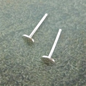 Zilveren stekeroorbellen 4 mm kleine cirkel dot schijf sterlingzilver met spiegelglanzende afwerking verkocht als paar van 2 afbeelding 2