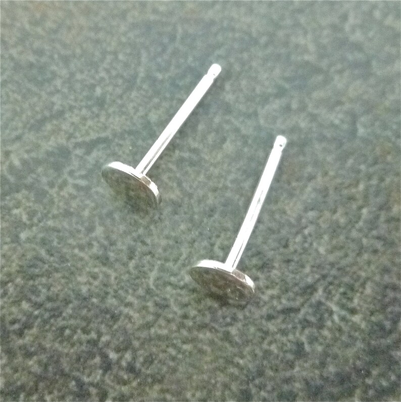 Zilveren stekeroorbellen 4 mm kleine cirkel dot schijf sterlingzilver met spiegelglanzende afwerking verkocht als paar van 2 afbeelding 2