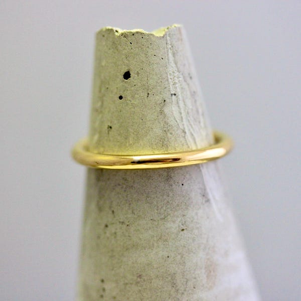 Anillo de bodas de oro puro de 24 quilates con banda de 1,8 mm de grosor y halo redondo.