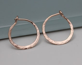 Pendientes de aro de 1/2" rellenos de oro rosa de 14k, aros martillados, aros básicos, aros pequeños planos cepillados o planos brillantes, opción en plata de Tinysparklestudio