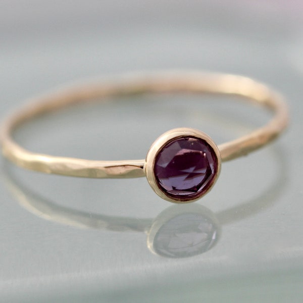 Anillo de amatista, piedra de nacimiento, oro amarillo macizo de 14 k, banda fina martillada de 1 mm, piedra de nacimiento de febrero, bisel de corte rosa de 4 mm, oro reciclado sostenible.
