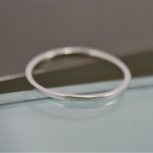 Anillo de plata cuadrado 1 mm Plata de ley Apilamiento simple o anillo de banda espaciadora Reciclado Acabado brillante de origen ecológico imagen 3