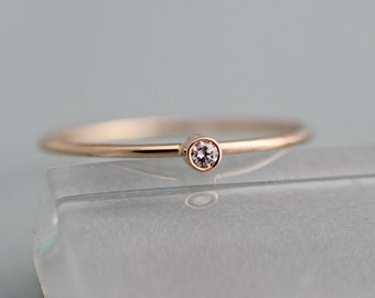 Itty Bitty Diamant-Verlobungsring 14k Solid Gelb Recycling Gold 1mm Band 2mm Natürliche Konflikt frei Tiny Versprechen Ring Ethische Hochzeit