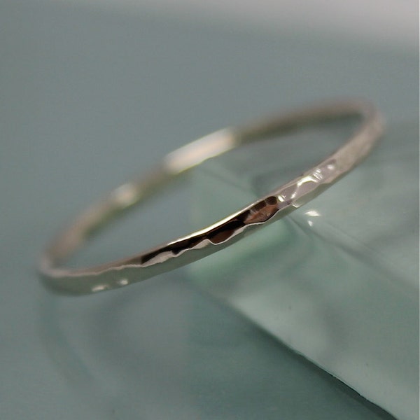 Skinny Ring 14k SOLID Wit Goud Stapelband Dun 1mm Gehamerde Spacer of Midi Ring Door Tinysparklestudio