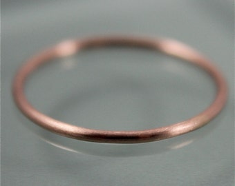 Rose Gold Ring 14k SOLID Thin 1mm Skinny Stacking Band Ring Geborsteld Satijn Matte Afwerking Eco-vriendelijk Gerecycled Goud