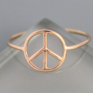 Anillo de la paz de oro macizo de 14 k con banda fina de 1 mm y símbolo de la paz en oro amarillo o rosa reciclado de Tinysparklestudio