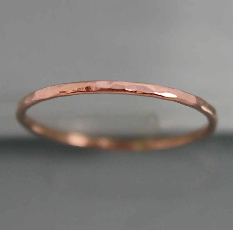 Тоненькое колечко белое золото 1 мм. Тонкое кольцо розовое золото. Тонкое кольцо из розового золота. Кольцо 1 мм свадебное.