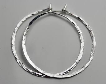 Hoops Sterling Zilver 1 1/2" Eenvoudige gehamerde hoepeloorbellen van Tinysparklestudio