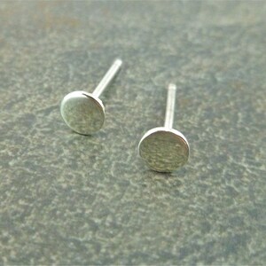 Zilveren stekeroorbellen 4 mm kleine cirkel dot schijf sterlingzilver met spiegelglanzende afwerking verkocht als paar van 2 afbeelding 1