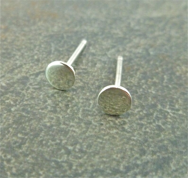 Zilveren stekeroorbellen 4 mm kleine cirkel dot schijf sterlingzilver met spiegelglanzende afwerking verkocht als paar van 2 afbeelding 1