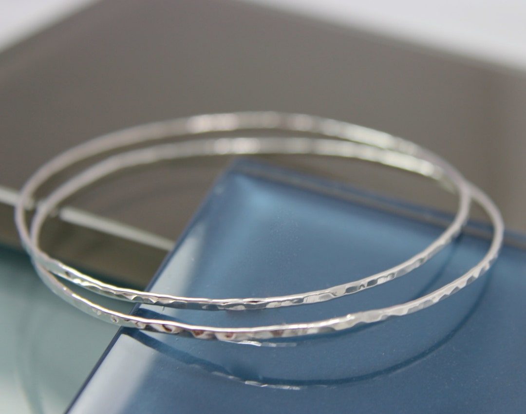 ブレスレット Silver Oval Shape Hammered Surface Bangle / Bracelet / Cuff Sterling Silver 925 Cuff Bangle Bracelet Hammered Textured