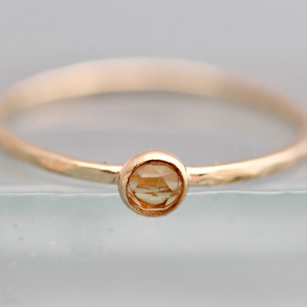 Anillo de citrino en oro macizo de 14 k, banda martillada, piedra natal de noviembre, piedra preciosa de corte rosa de 3 mm, anillo delicado, oro reciclado sostenible y ecológico.