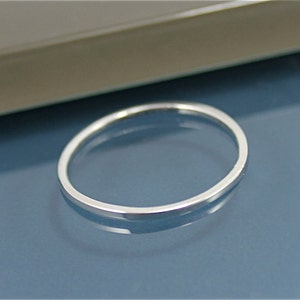 Anillo de plata cuadrado 1 mm Plata de ley Apilamiento simple o anillo de banda espaciadora Reciclado Acabado brillante de origen ecológico imagen 2