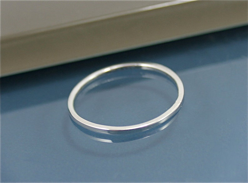 Anillo de plata cuadrado 1 mm Plata de ley Apilamiento simple o anillo de banda espaciadora Reciclado Acabado brillante de origen ecológico imagen 2