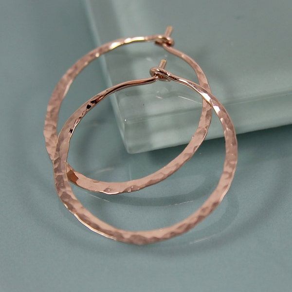 Pendientes de aro medianos de 2,5 cm (1 pulgada) con textura martillada y baño de oro rosa de Tinysparklestudio