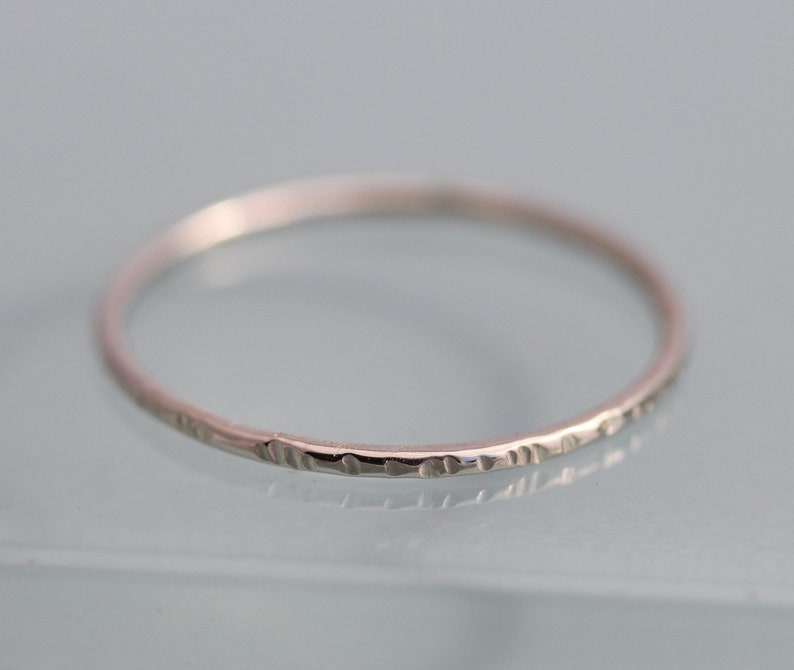 Weißgold Zweig Ring Rinde 14k SOLID Skinny Thin 1mm Stapelband gehämmert Spacer Rustikales Finish umweltfreundliches recyceltes Gold Tinysparklestudio Bild 3