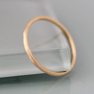 Anillo de bodas cepillado de oro de 18 k. Anillo de banda apilable de oro amarillo sólido de 18 k de 1,3 mm. Opción de oro rosa. Opción brillante o martillado. Por Tinysparklestudio.