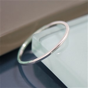 Anillo de plata cuadrado 1 mm Plata de ley Apilamiento simple o anillo de banda espaciadora Reciclado Acabado brillante de origen ecológico imagen 1