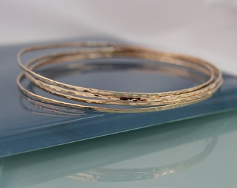 Conjunto de brazaletes de 4 brazaletes finos llenos de oro de 14 k Brazalete apilable de textura de martillo forjado a mano Oro amarillo o oro rosa