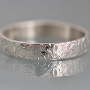 Zilveren trouwring platte geometrische rustieke textuur 4 mm, 5 mm of 6 mm brede sterlingzilveren band gehamerde ring van Tinysparklestudio