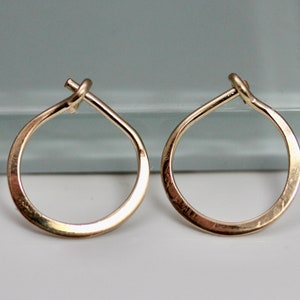 Créoles en or massif 14 carats de 1/2 po. Créoles plates, brossées ou martelées, brillantes Boucles d'oreilles basiques Petites créoles en or rose 14 carats par Tinysparklestudio
