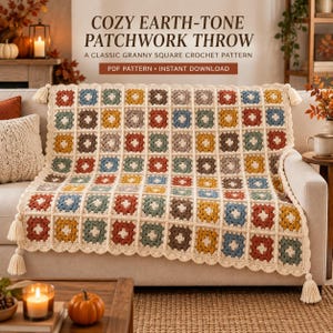 Puede incluir: Una manta de ganchillo con un diseño de patchwork de cuadrados granny en tonos tierra como óxido, mostaza, salvia y marrón, bordeada en crema con borlas en las esquinas. Texto: COZY EARTH-TONE PATCHWORK THROW A CLASSIC GRANNY SQUARE CROCHET PATTERN PDF PATTERN INSTANT DOWNLOAD.