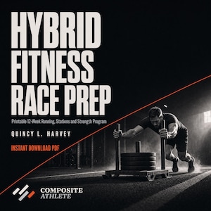 以下が含まれることがあります： Quincy L. Harveyによるデジタルドキュメント「HYBRID FITNESS RACE PREP, Printable 12-Week Running, Stations and Strength Program」。表紙には、ジムの床でウェイト付きのそりを押すアスリートの白黒写真が掲載されています。