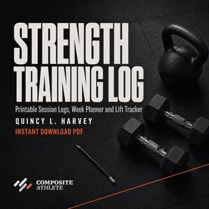 Könnte beinhalten: Ein Krafttrainingsprotokoll als PDF mit dem Text Printable Session Logs, Week Planner and Lift Tracker von Quincy L. Harvey. Das Bild zeigt eine schwarze Kettlebell, zwei schwarze Hanteln und einen Bleistift auf einer dunklen Oberfläche.