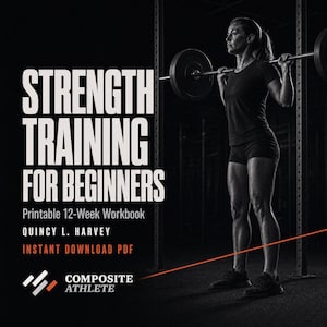 Op de afbeelding: Een digitale werkboekomslag getiteld Strength Training for Beginners, Printable 12-Week Workbook door Quincy L. Harvey. De afbeelding toont een persoon die een barbell squat uitvoert in een sportschool, met de tekst Instant Download PDF en Composite Athlete.