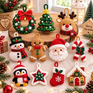 Puede incluir: Una colección de doce adornos navideños de ganchillo que incluye una corona, un árbol, un reno, un muñeco de nieve, un hombre de jengibre, Santa Claus, un bastón de caramelo, un pingüino, una estrella, un calcetín y una casa de jengibre.