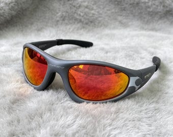 Vintage Oakley Straight Jacket 99 Muzm aus den 90er Jahren, graue Fassung, rote Gläser, Sportbrille
