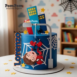 Puede incluir: Un set de decoración para pastel cilíndrico azul con un personaje de dibujos animados en traje rojo y azul colgado de una farola gris. El diseño incluye un patrón de telaraña blanca, estrellas amarillas, edificios y el nombre Lorenzo.