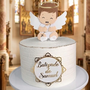 Può includere: Una torta cilindrica bianca con finitura testurizzata, sormontata da una statuetta di angelo in stile cartoon che tiene in mano un rosario. Una placca decorativa dorata sul davanti riporta il testo Batizado do Samuel in elegante corsivo.
